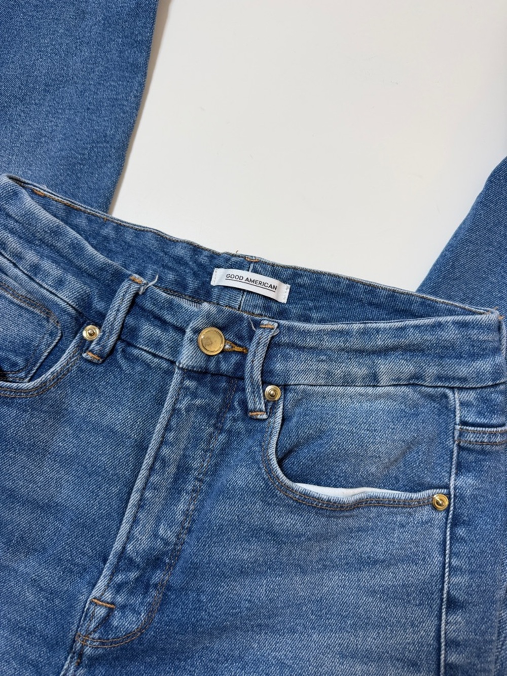 Good‎ American Medium Blue High-Rise Slim Jeans - Picture 2 of 5